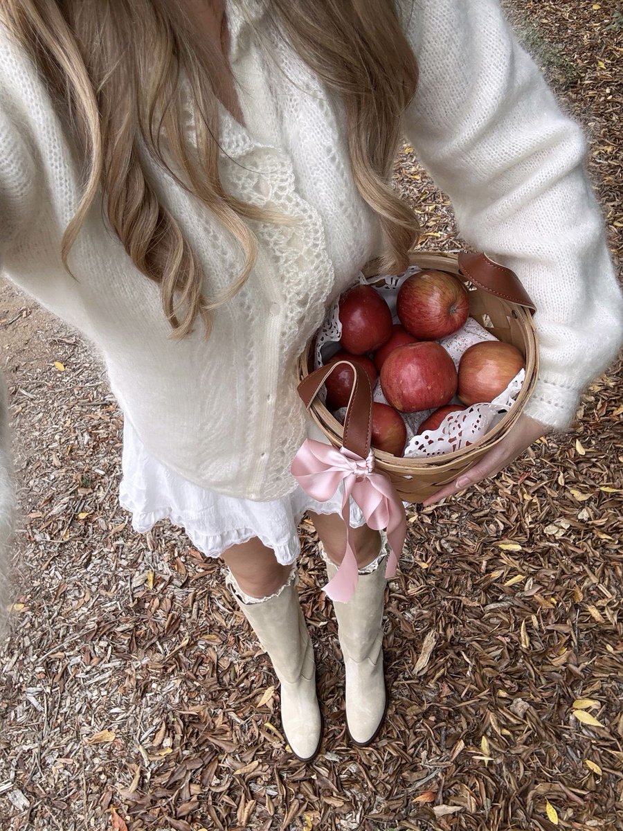 tehejackie's tweet photo. Vanny and I went apple picking today 🍎🍎🍎 https://t.co/RkOPBHWyWA