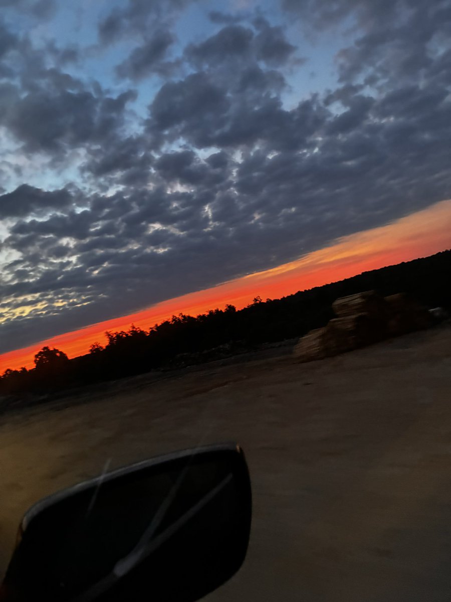 WebJackEXE's tweet photo. @NocturnalStella You one of those people with the 1k iPhone my don’t get that good distance lol but I do get some good pics sometimes https://t.co/Myu6CP4dAv