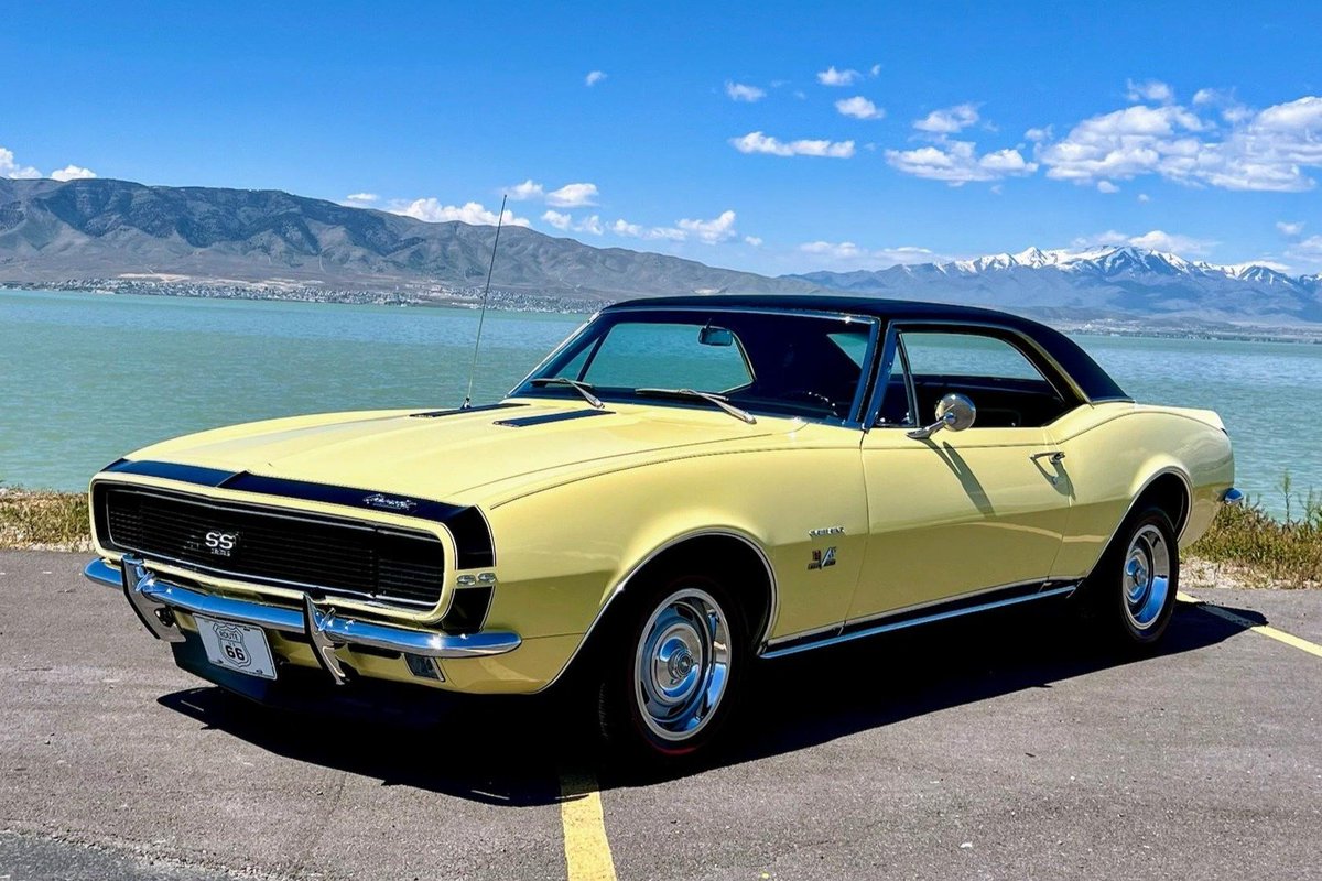 MuteLoid's tweet photo. // Fun fact ! If you ever come with neru into her car she actually has a 1967 Chevrolet Camaro RS ! https://t.co/HXLrh58vLa