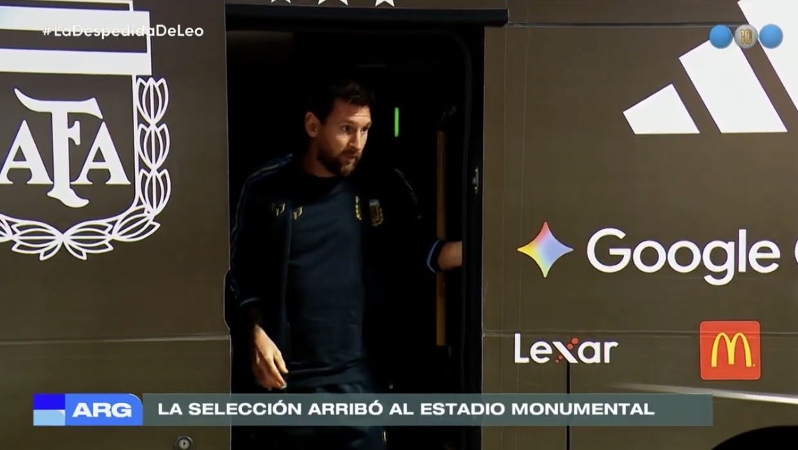 soyalbertosamid's tweet photo. Messi terminó cerrando una grieta. La grieta de la mesa familiar. Ni mas ni menos. Messi es ese tipo que los de mi generación miramos de reojo mas de una vez. Porque nosotros crecimos con el Maradona de Argentinos Juniors, gozamos con el de Boca, sufrimos con el del Barcelona, nos rendimos a sus pies con el de Napoli, lo inmortalizamos al que se puso la camiseta de la selección. Pensamos, y hablo en plural porque se que hay muchos que pensaban igual, que después de Maradona, nada. No había mas nada. Era imposible otro. Era demasiado. Que naciera otro así en este mismo país???? Como iba a ser posible?
Entonces apareció este pibe. Calladito, tímido y también implacable, fantástico, ganador...
pero...
como? Hay un pero? Y si.
Mi generación lo comparaba con Maradona.
Y cada vez que el pibe trastabillaba, no te digo que le soltabamos la mano. Pero decíamos alguna que otra vez... "Diego hay uno solo"

Sin embargo, la otra generación, la de nuestros hijos y nuestros nietos, no claudicó jamás con el pibe. Lo bancó en las buenas, en las malas y en las malísimas. Fueron los chicos los que nos dijeron que este rosarino es el que nos va a hacer ganar todo de vuelta. Fueron los chicos los que nos convencieron a los viejos que Messi es tan grande como Maradona. Fueron los chicos.
Ellos nos enseñaron a que no bajemos ninguna persiana. Que Diego fue único pero que Messi tambien lo es.
Gracias para siempre Messi🇦🇷