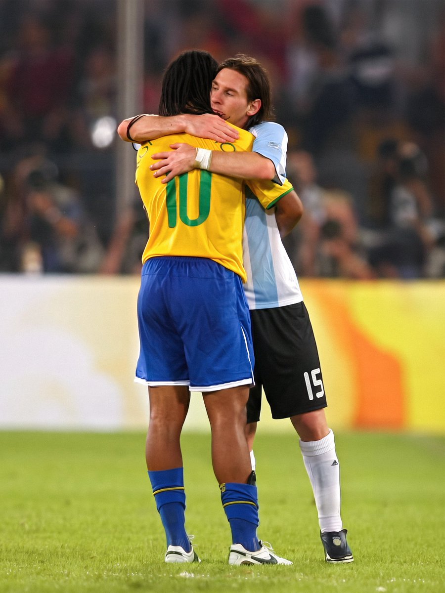 10Ronaldinho's tweet photo. Qué placer y qué alegría haber formado parte de tu historia desde el primer día hermano! Nos hiciste sonreír y disfrutar tanto del fútbol!!! Tu nombre está en la historia de tu país, de todo el mundo... Solo nosotros sabemos la alegría que sentimos al cumplir nuestro sueño de infancia, representar a toda nuestra nación y ser campeones del mundo!!!! Lo diste todo por tu selección y por tu país... Te entiendo perfectamente y sé que todo lo relacionado con la familia nos hace replantearnos las cosas... Disfruta de la vida, hermano. Te deseo lo mejor, hoy y siempre