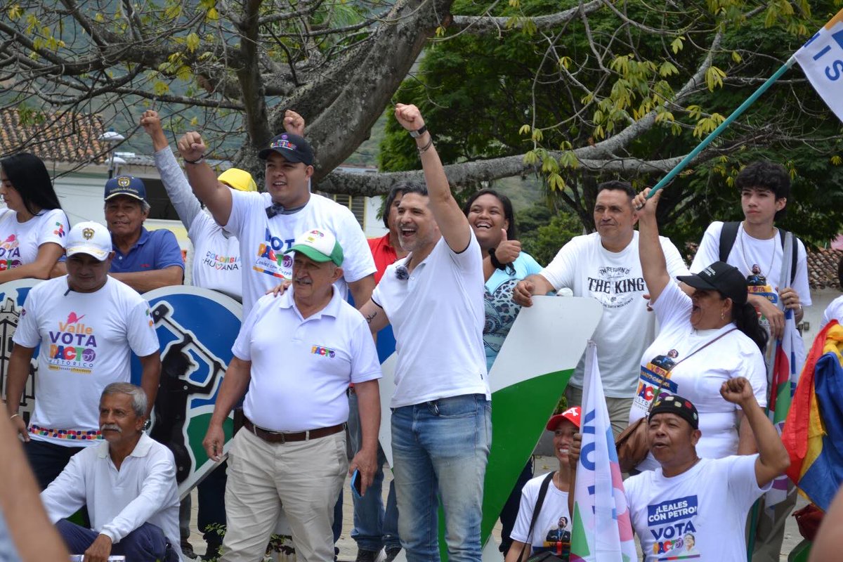 GildardoSilvaPH's tweet photo. ¡El Valle se organiza y se moviliza!

Hoy, congresistas, diputados, concejales y liderazgos del Pacto Histórico y partidos fundacionales trazamos una hoja de ruta común: atender a las víctimas del siniestro del 10 de agosto, defender los avances alcanzados, fortalecer nuestra organización y prepararnos para 2027.
Ahora vamos al territorio: Cali, Jamundí, Candelaria, Yumbo, Buenaventura, Palmira, Buga, Tuluá, Cartago y muchos más.

¡La organización se construye escuchando y caminando junto a la gente!

#PactoHistórico #UniónPatriótica