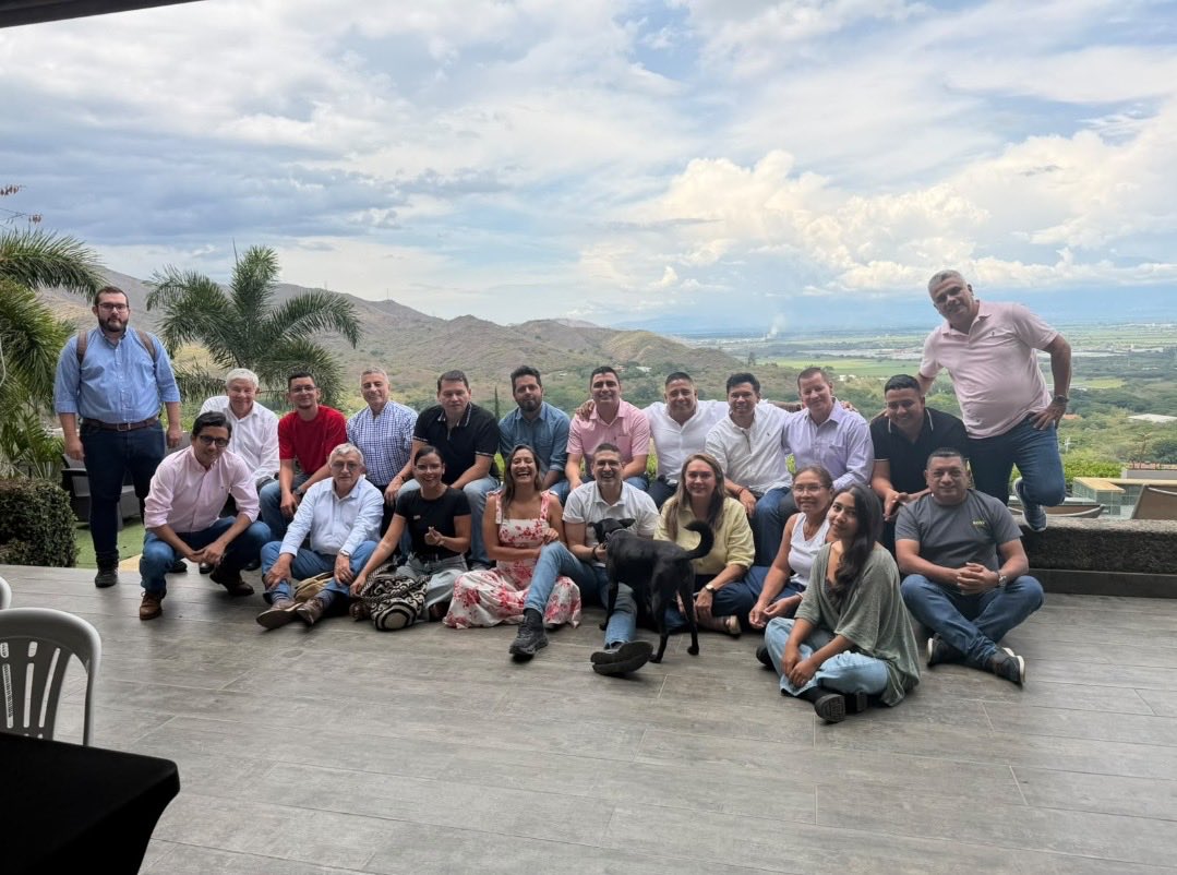 GildardoSilvaPH's tweet photo. ¡El Valle se organiza y se moviliza!

Hoy, congresistas, diputados, concejales y liderazgos del Pacto Histórico y partidos fundacionales trazamos una hoja de ruta común: atender a las víctimas del siniestro del 10 de agosto, defender los avances alcanzados, fortalecer nuestra organización y prepararnos para 2027.
Ahora vamos al territorio: Cali, Jamundí, Candelaria, Yumbo, Buenaventura, Palmira, Buga, Tuluá, Cartago y muchos más.

¡La organización se construye escuchando y caminando junto a la gente!

#PactoHistórico #UniónPatriótica