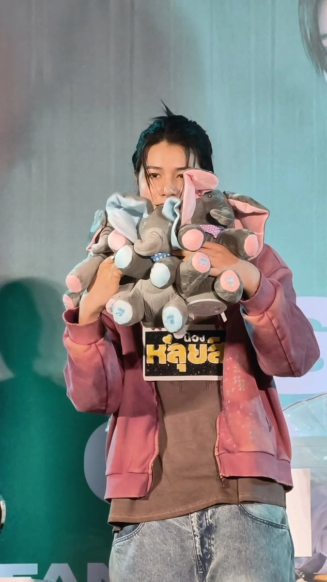 reinaofthefayy's tweet photo. Louis said his favorite fan gift was an Elephant plushie and look at Woojin clutching the spider man plushie like you know he loves it so much, the maknaes really are just little girls 🥹😭🥰

#LNGSHOT https://t.co/CgGI9SAkIv