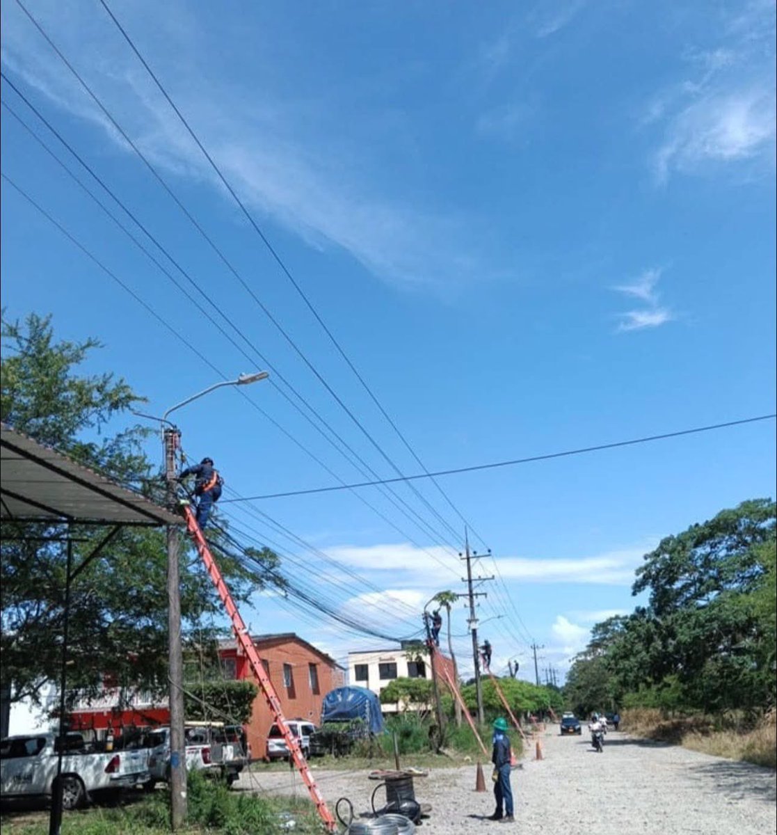 ReporterodelM's tweet photo. ⚡️ EMSA cumple con el cronograma de mantenimientos programados.

Personal operativo de la Electrificadora del Meta se encuentra en el municipio de Granada, barrio Las Delicias, realizando trabajos de remodelación de las redes de baja tensión. https://t.co/ZogazzUzZf