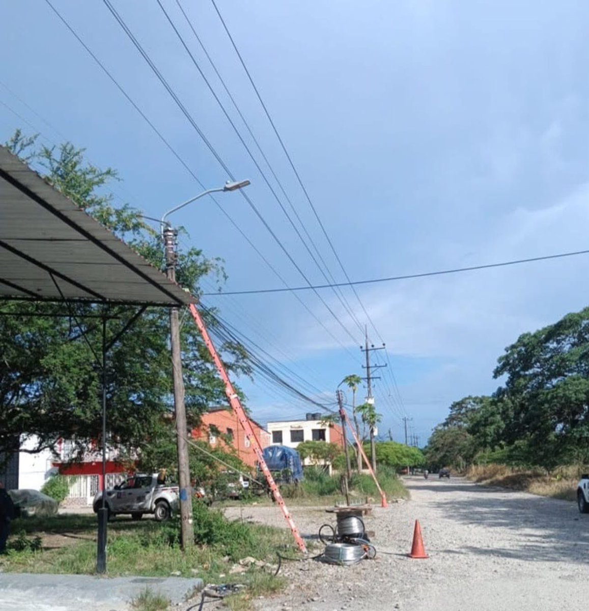 ReporterodelM's tweet photo. ⚡️ EMSA cumple con el cronograma de mantenimientos programados.

Personal operativo de la Electrificadora del Meta se encuentra en el municipio de Granada, barrio Las Delicias, realizando trabajos de remodelación de las redes de baja tensión. https://t.co/ZogazzUzZf