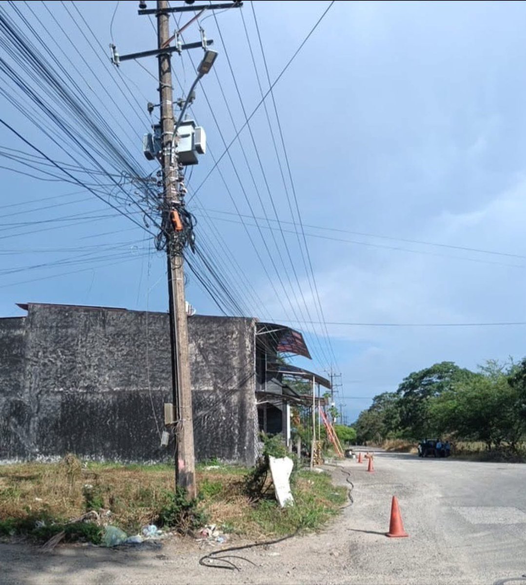 ReporterodelM's tweet photo. ⚡️ EMSA cumple con el cronograma de mantenimientos programados.

Personal operativo de la Electrificadora del Meta se encuentra en el municipio de Granada, barrio Las Delicias, realizando trabajos de remodelación de las redes de baja tensión. https://t.co/ZogazzUzZf