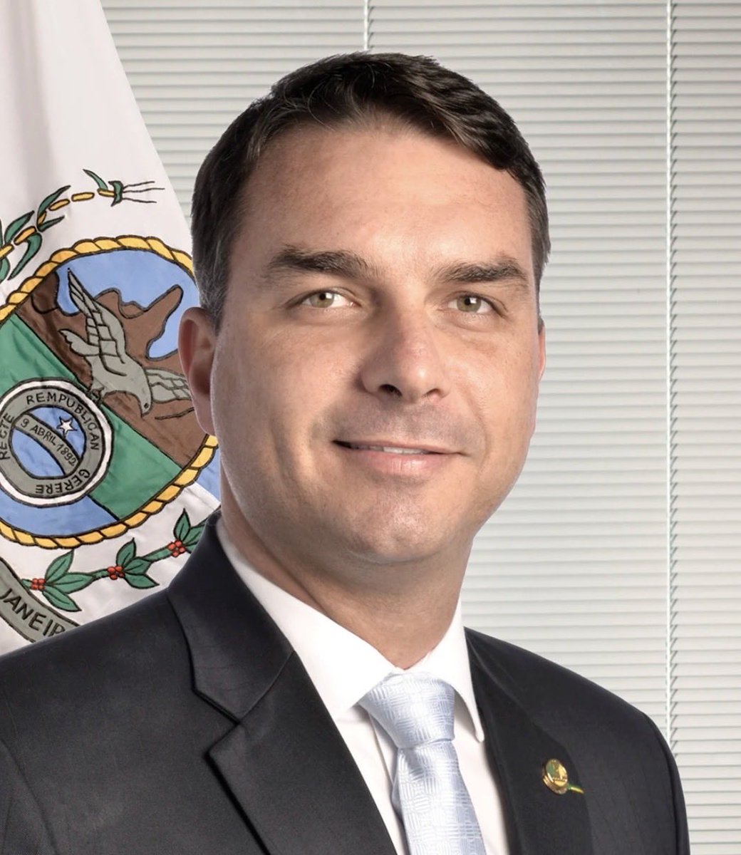 misteriouspavao's tweet photo. Pessoal queria pedir um favor! Meu alcance é gigante. Compartilhem minhas postagens o máximo possível para que possamos atingir bastante indecisos. Muito Obrigado. Votem Flavio Bolsonaro, pelo bem dos seu filhos e netos! Vamos acabar com o PT para sempre. Me Ajudem! https://t.co/L5Dm8Ht4gz