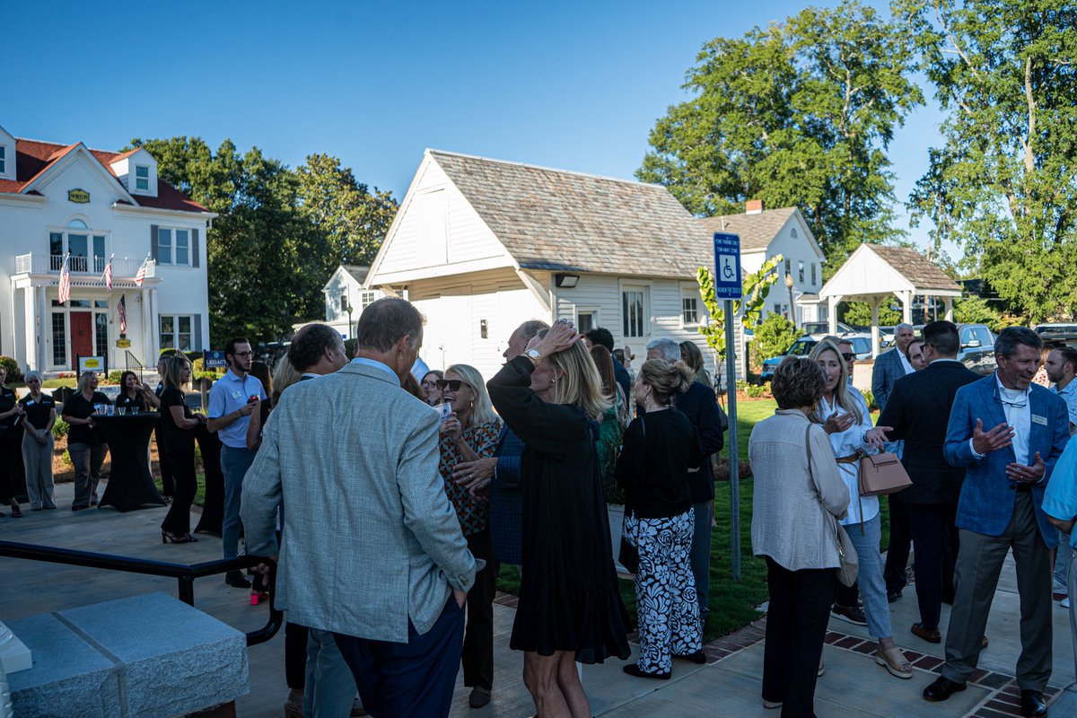 access_northga's tweet photo. A new locally owned bank is open on Green Street ๐ฆ
Private Bank & Trust held a grand opening and ribbon cutting at 5 p.m. Tuesday, Oct. 6, at 424 Green Street in Gainesville.
#Gainesville #HallCounty #GainesvilleGA #ShopLocal #CommunityBank #GreenStreet #LocalNews https://t.co/CxVy52kR7A