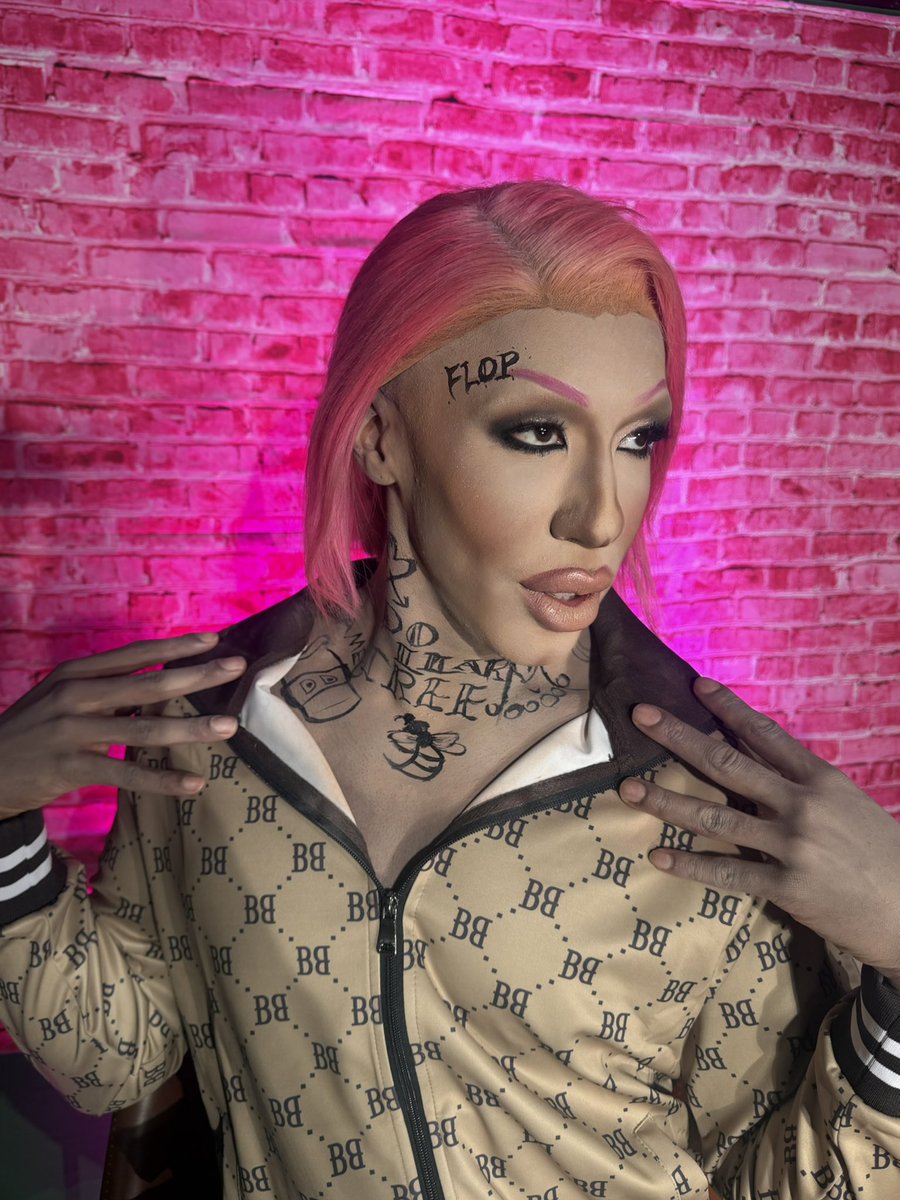 Kori_kiing's tweet photo. My makeups not in Dollar Tree  dont listen to the media 🩷 anyway buy a galaxy on my live please im poor 😩 https://t.co/X3mIXDrDLX