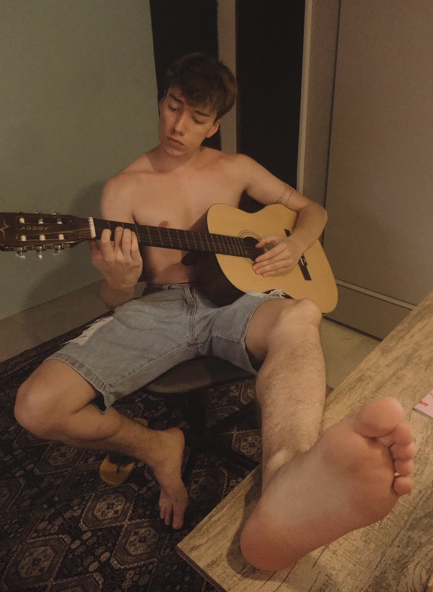 tyler_raejepsen's tweet photo. para quem gosta de música, homem e pés https://t.co/effnQCISdl