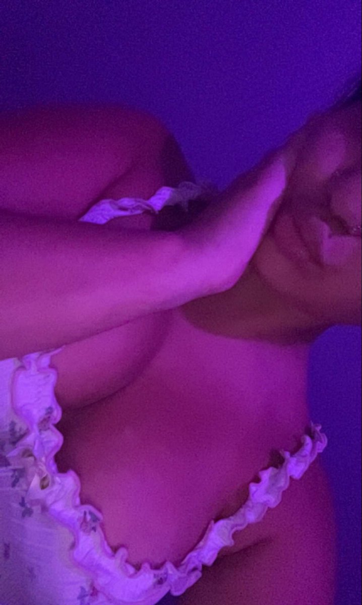 DominaChay's tweet photo. Qui pour cam? De la pupute ?? #moneyslave #paypig #moneymiss #soumis #domina https://t.co/qU8fAlVuiM