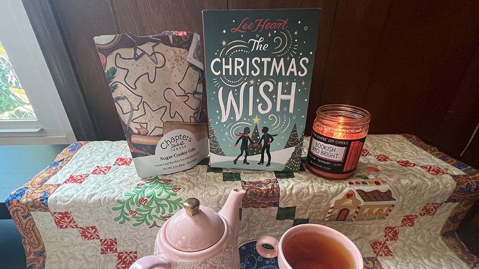 RubyCosmos's tweet photo. Today on the blog, we're getting a jump on the holidays with my review of THE CHRISTMAS WISH, a cozy middle-grade book:

https://t.co/brWmjpRwRK

#books #bookreview #thechristmasgift @SimonBooks https://t.co/yYGsCyUyVO