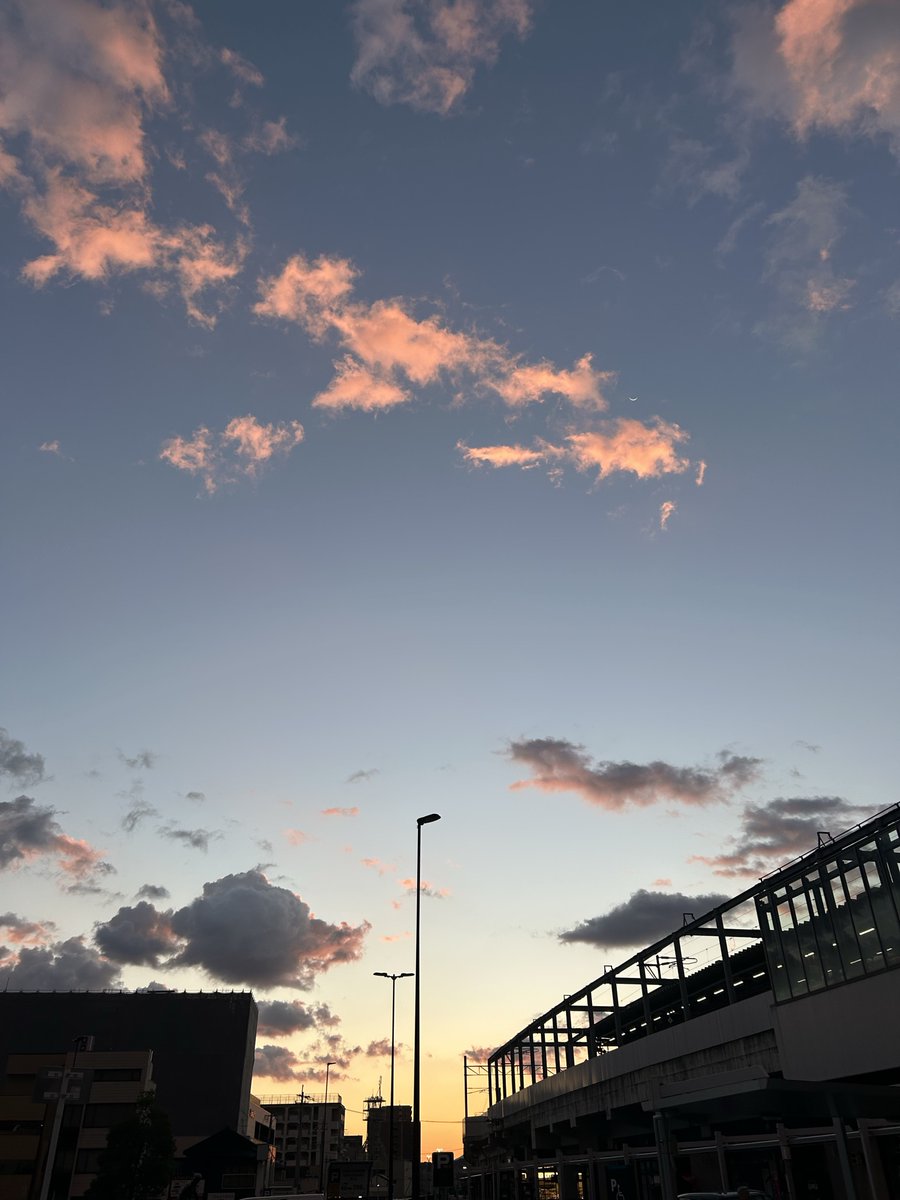Kanesan1107's tweet photo. 北九州市の皆さま、おはようございます☀️

7日（水）、折尾駅。

朝のご挨拶、1回目が終了しました☑️

今朝は、遠方からボランティアのお仲間さんも集合してくださいました。
朝早くからありがとうございます。

そして、元自衛官の方ともお話しする機会があり、

「おはようございます。かねざきさんは、どちらのご出身なの？」
「頼むよ、政治を変えてくださいね」

と、温かい激励のお言葉をいただきました。

こうして直接お話しをしながら、皆さまの期待や思いを感じる朝です。

今日も竹刀袋にポールを入れて出勤。
一日一日、できることを積み重ねてまいります。

それでは、今日も頑張って行ってきます！✊