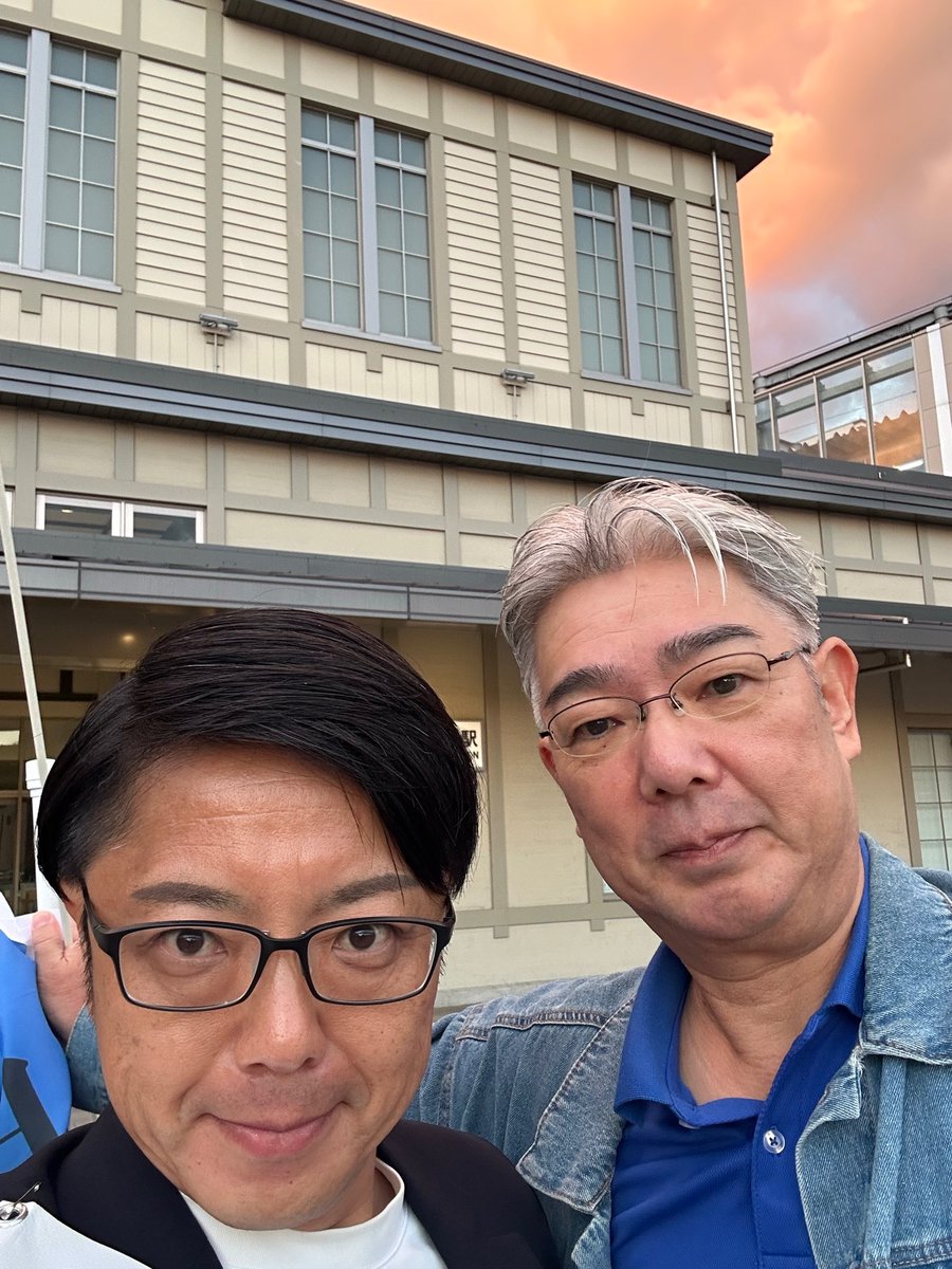 Kanesan1107's tweet photo. 北九州市の皆さま、おはようございます☀️

7日（水）、折尾駅。

朝のご挨拶、1回目が終了しました☑️

今朝は、遠方からボランティアのお仲間さんも集合してくださいました。
朝早くからありがとうございます。

そして、元自衛官の方ともお話しする機会があり、

「おはようございます。かねざきさんは、どちらのご出身なの？」
「頼むよ、政治を変えてくださいね」

と、温かい激励のお言葉をいただきました。

こうして直接お話しをしながら、皆さまの期待や思いを感じる朝です。

今日も竹刀袋にポールを入れて出勤。
一日一日、できることを積み重ねてまいります。

それでは、今日も頑張って行ってきます！✊
