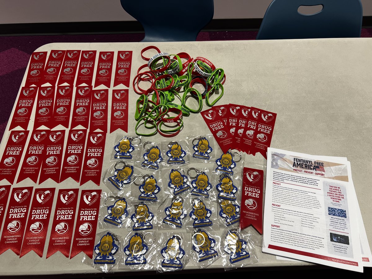 DEASEATTLEDiv's tweet photo. DEA Outreach partnered with Maria Petty, who lost her son, Lucas, to fentanyl poisoning, to warn teens about the dangers of fentanyl. Together, they presented #FentanylFreeAmerica and Red Ribbon outreach to students from Heritage High School/Home School at Crossroads Bible Church in Bellevue, Washington.  #DEARedRibbon
>>https://t.co/XIZgewCCYE
@DEAHQ @TheJusticeDept @DEATerryCole