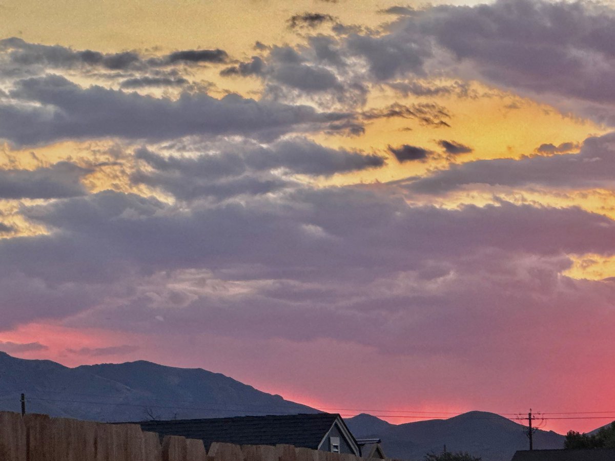 GreenEyedLade's tweet photo. #sunset #colors #clouds https://t.co/AUihfZbI7R