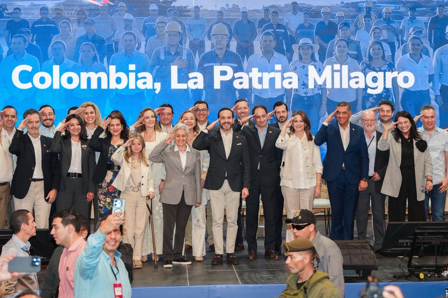 Matador000's tweet photo. Comparen.

Tras el terremoto de Armenia de 1999, al Gobierno le tomó apenas 5 días crear el FOREC para liderar la reconstrucción. 

Abrelano y estos hijos de puta llegan dos meses después a hacer show y la gente aguantando hambre en carpas.

¿Son o no son unos hijos de puta? https://t.co/BKoaBAQTHE
