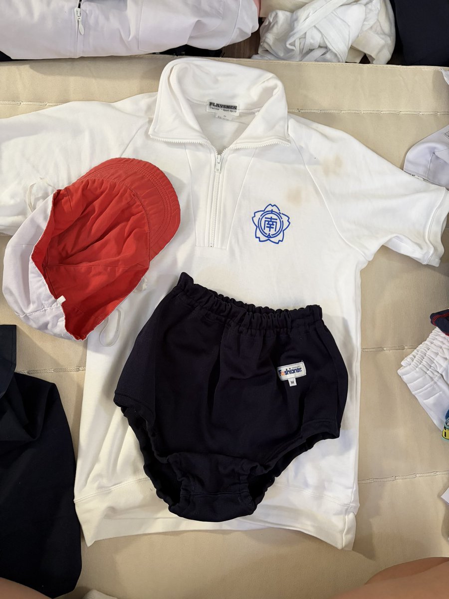 Yamamotoz9a1's tweet photo. おはようございます〜

犬山南小学校… ブルマ〜　赤白帽〜

半袖チャック体操服で育ったのでフェチなのです〜 https://t.co/cJ0PdZbVAH
