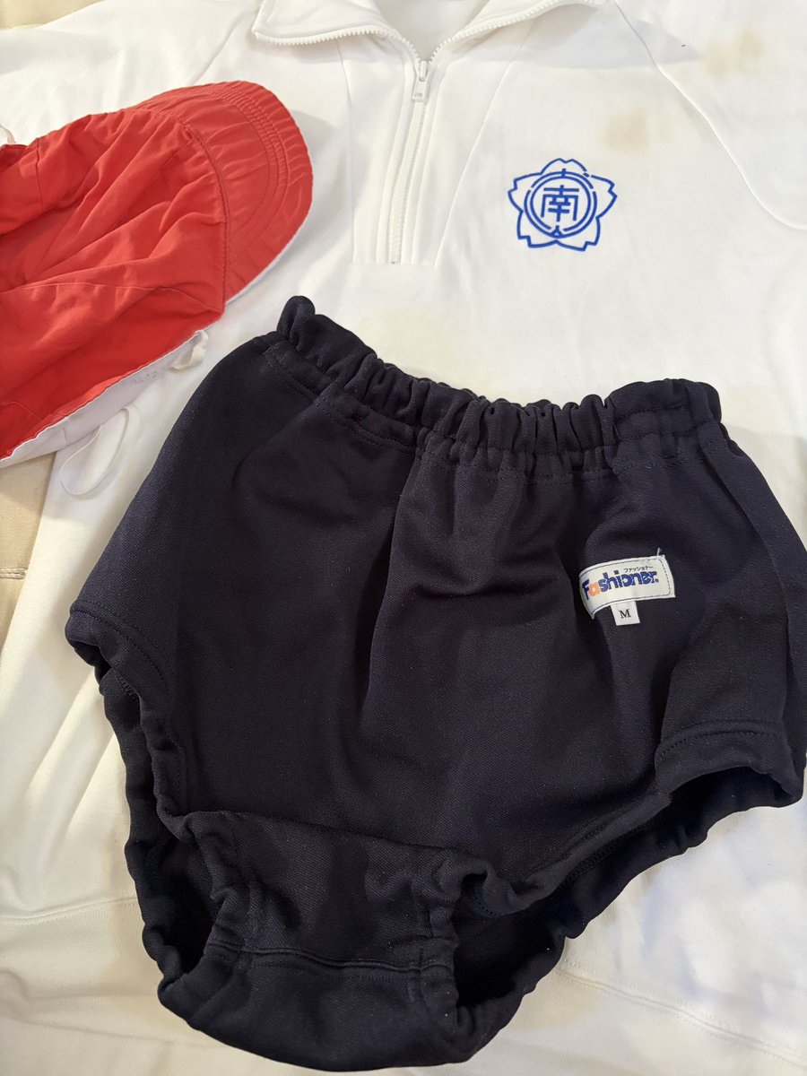 Yamamotoz9a1's tweet photo. おはようございます〜

犬山南小学校… ブルマ〜　赤白帽〜

半袖チャック体操服で育ったのでフェチなのです〜 https://t.co/cJ0PdZbVAH