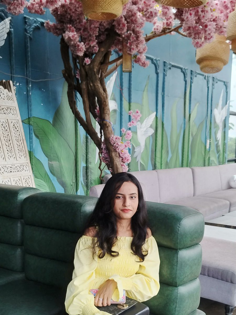 mirellasilva11's tweet photo. Caught between bites and golden light. https://t.co/a23DfCLatT