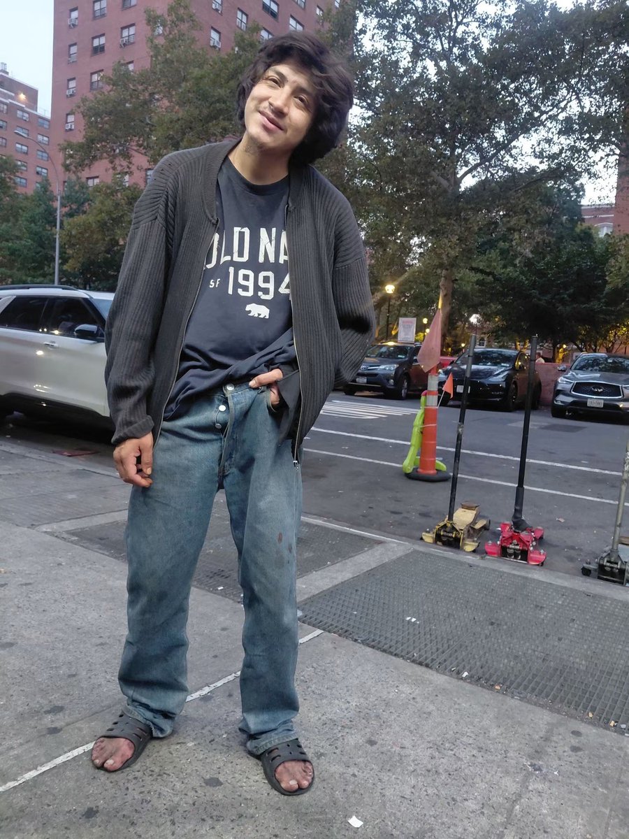 SivarNewsSV's tweet photo. 🔴 BUSCAN A FAMILIARES DE JOVEN SALVADOREÑO LOCALIZADO EN MANHATTAN

🇸🇻 Una publicación difundida en redes sociales solicita ayuda para localizar a los familiares de un joven que asegura ser originario de El Salvador.

📍 El joven ha sido visto deambulando por las calles de Manhattan, Nueva York, aparentemente en una situación vulnerable. Hasta el momento se desconoce su identidad y de qué zona del país sería originario.

🙏 Si alguien lo reconoce o conoce a sus familiares, puede compartir esta publicación para que la información llegue hasta ellos.