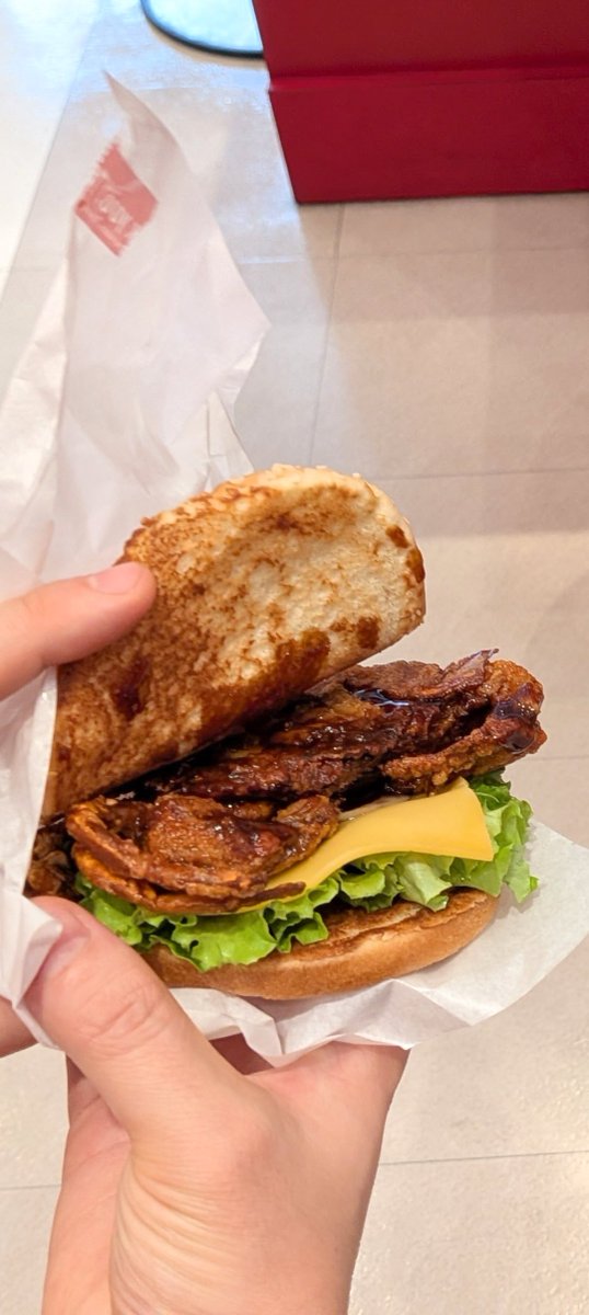 sifmaaaa's tweet photo. 今年もドムドムのまるごとカニバーガー食べました。 https://t.co/V1odnDNIN4
