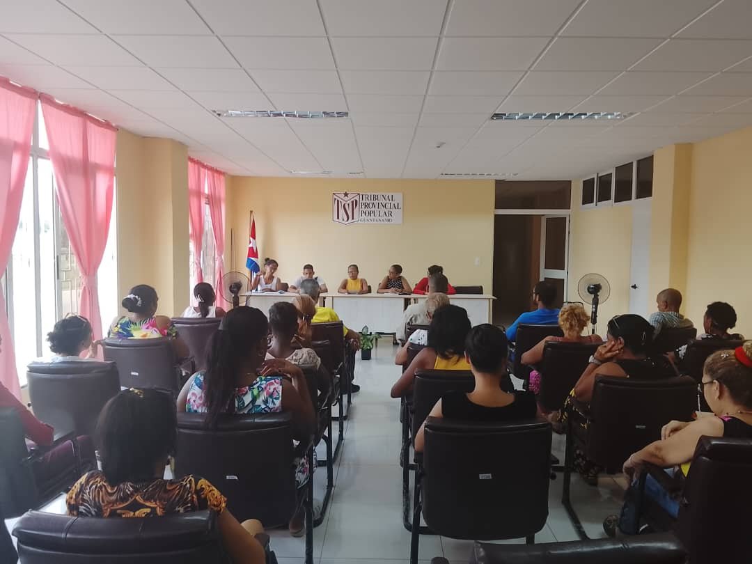 RolandoArocheP's tweet photo. Hoy vespertino especial a cargo del departamento DOPI, tremendo ejercicio con la historia, el núcleo del PCC aportó lo suyo y se explicaron las ideas centrales de la Reunión Nacional del Sistema de Tribunales. 
#CubaEstáFirme 
#GuantánamoNoSeDetiene https://t.co/wJslLJd2Kb