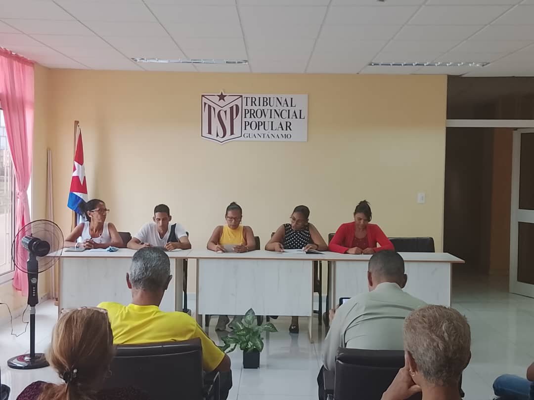 RolandoArocheP's tweet photo. Hoy vespertino especial a cargo del departamento DOPI, tremendo ejercicio con la historia, el núcleo del PCC aportó lo suyo y se explicaron las ideas centrales de la Reunión Nacional del Sistema de Tribunales. 
#CubaEstáFirme 
#GuantánamoNoSeDetiene https://t.co/wJslLJd2Kb