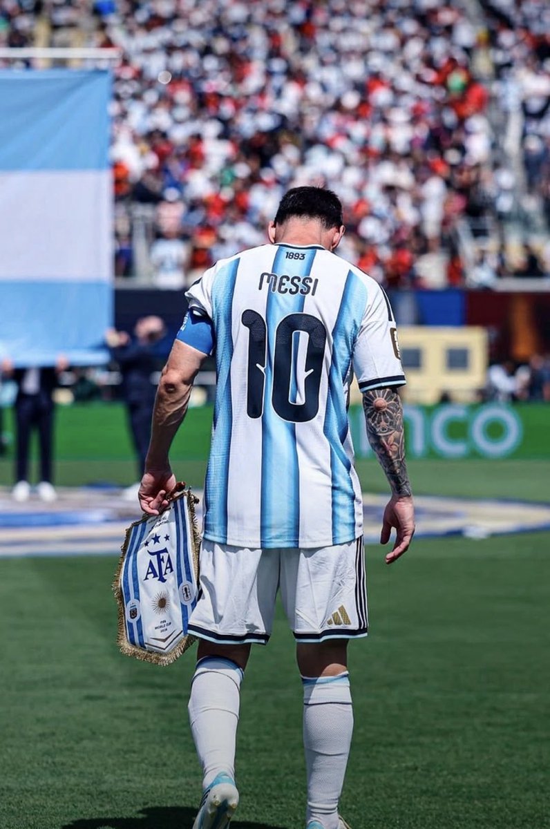 deryanrcaki's tweet photo. Messi’siz bir Arjantin’i görmeye hazır değilim hiç, bugün futbol için zor bir gün. 
#LionelAndresMessi 🩵🐐 https://t.co/R78ziXk2aU