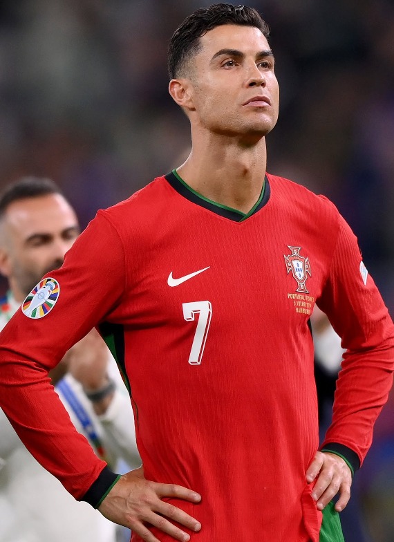 MarioNawfal's tweet photo. 🇵🇹 Cristiano Ronaldo could have published this letter any day, but he chose the day Messi is saying goodbye to Argentina.

In the nearly 2,000-word statement, Ronaldo says Jorge Jesus had personally promised him 30 minutes against Norway, then left him warming up without ever putting him on. 

He admits walking out on Portugal was wrong, apologizes to the fans and his teammates, and says he accepts whatever punishment comes. 

But he also says Jesus broke his word twice and that the trust between them was gone. 

Ronaldo also says Jesus was supposed to publicly admit, “I made a mistake by putting someone of PELÉ or MARADONA’s stature to warm up and then not putting him in the game.” 

So on Messi’s farewell day, Cristiano dropped a novel about being disrespected, complete with a Pelé-Maradona comparison he says his coach was supposed to make.

The timing is almost funnier than the quote.

A career that should have ended with applause is now being buried under ego, grievances, and one last desperate demand to be treated like a god.

Source: MARCA, Diario AS / Writer: Sol