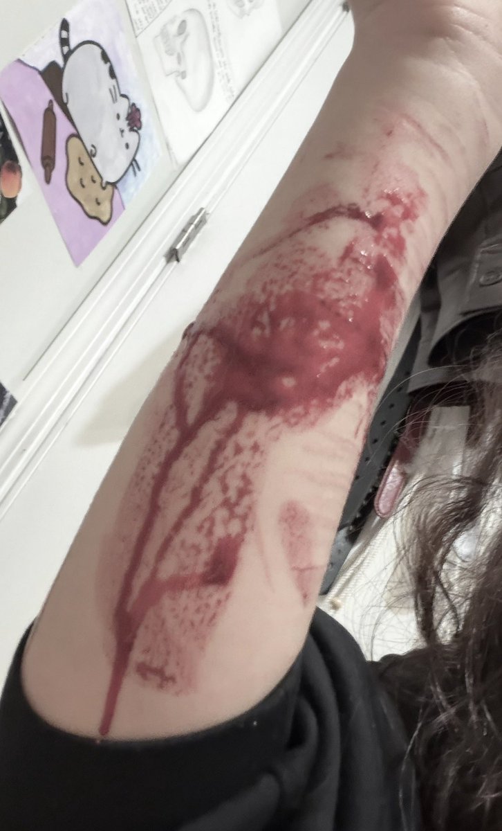 r4insh's tweet photo. Fake blood #fake #sfxmakeup https://t.co/5u4ckCeOBN