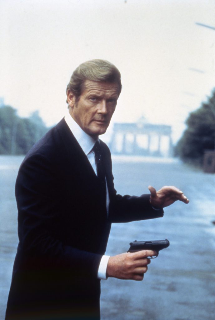 ATRightMovies's tweet photo. Classic 007 face-off, which is your favourite? https://t.co/S0Emfk94TS
