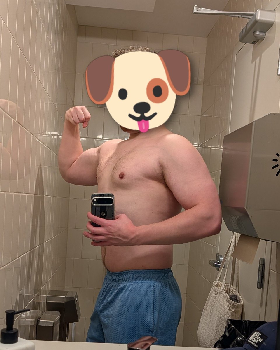 noctrelix's tweet photo. Back at the gym finally :p https://t.co/gWoYTj77N0