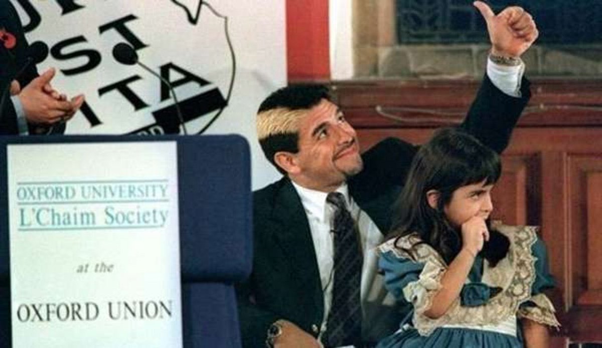 aleprietoo_'s tweet photo. Diego recibió algo similar y nada más ni menos que en Oxford. Cayó con el pelo pintado, fiel a su estilo. Es algo por fuera de lo meramente académico, no pueden quejarse por esto. Es insólito. https://t.co/PRdFbJoM2d