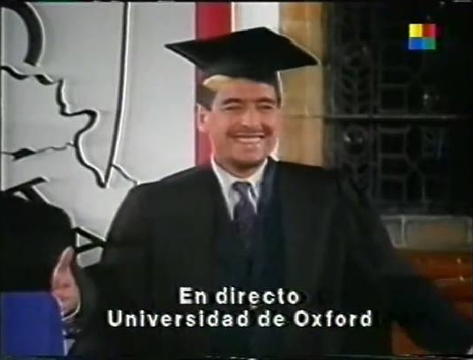 aleprietoo_'s tweet photo. Diego recibió algo similar y nada más ni menos que en Oxford. Cayó con el pelo pintado, fiel a su estilo. Es algo por fuera de lo meramente académico, no pueden quejarse por esto. Es insólito. https://t.co/PRdFbJoM2d