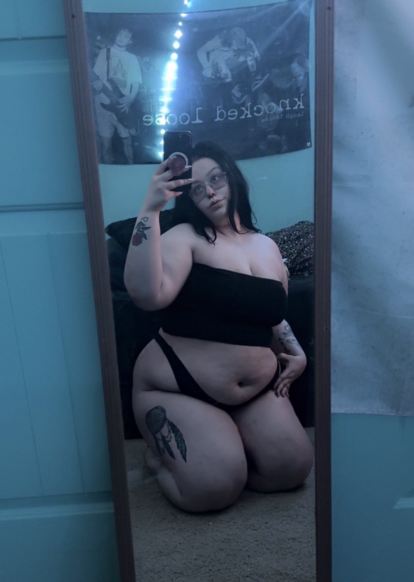 stvrgvzvr's tweet photo. tummy tuesday or wutvr https://t.co/d1vCfvkTBQ