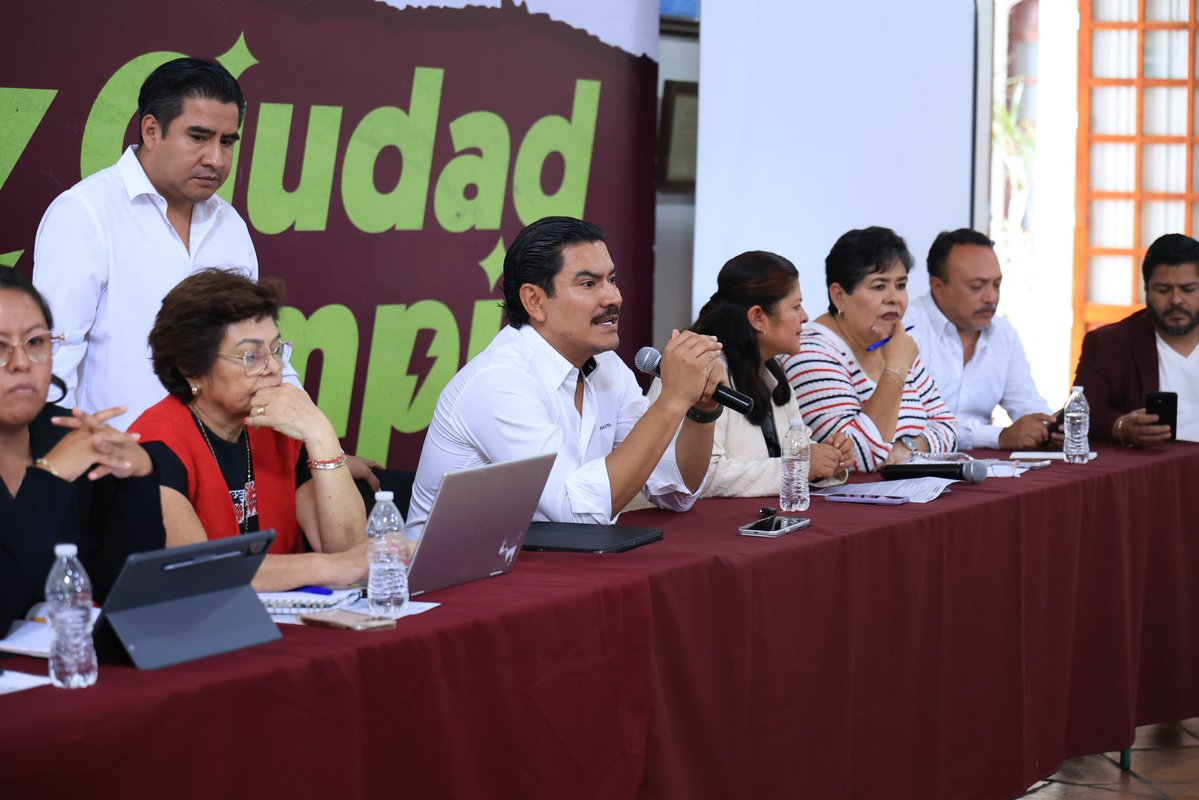 raychagoya's tweet photo. Junto con integrantes del Gabinete y del Cabildo Municipal, atendí personalmente a policías en retiro, porque nuestra forma de trabajar siempre será dialogar, escuchar y atender de frente.

Seguiremos revisando cada caso con respeto, cercanía y responsabilidad. https://t.co/mxK0QeKavp