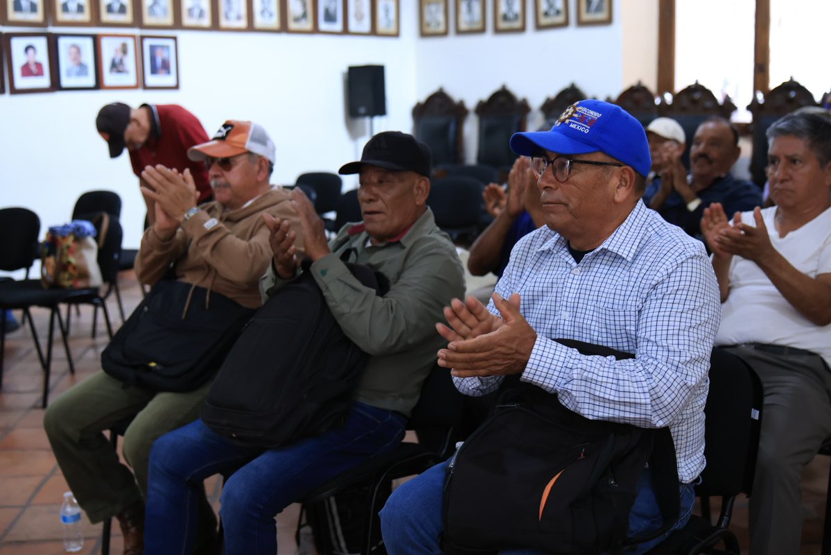 raychagoya's tweet photo. Junto con integrantes del Gabinete y del Cabildo Municipal, atendí personalmente a policías en retiro, porque nuestra forma de trabajar siempre será dialogar, escuchar y atender de frente.

Seguiremos revisando cada caso con respeto, cercanía y responsabilidad. https://t.co/mxK0QeKavp