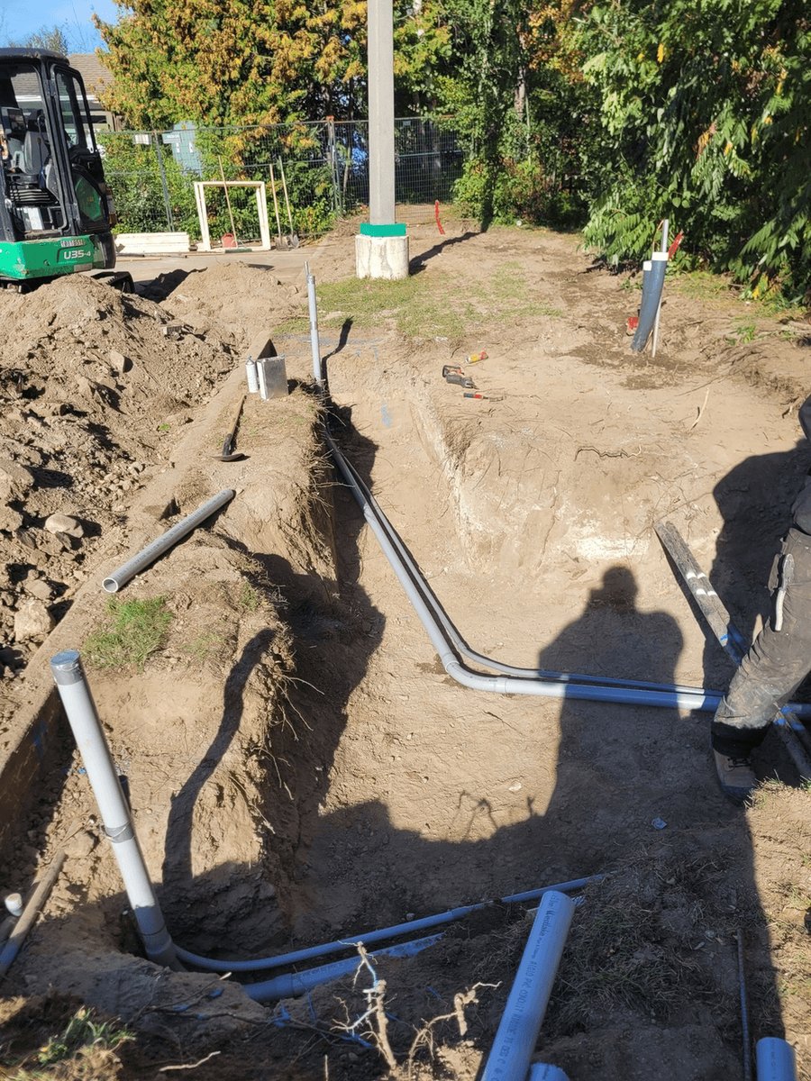 Hwiselinfo's tweet photo. Progress at the Marriott in Gravenhurst: underground conduit is all in. Concrete foundations for the chargers and transformer come next. 2 × 120 kW DC fast chargers, open to the public, targeting mid-November. ⚡ https://t.co/LjB3xmWjhs