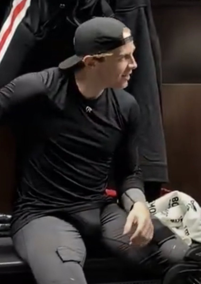 TylerOntario's tweet photo. Patrick Kane and his huge bulge https://t.co/4l4FMXheFC