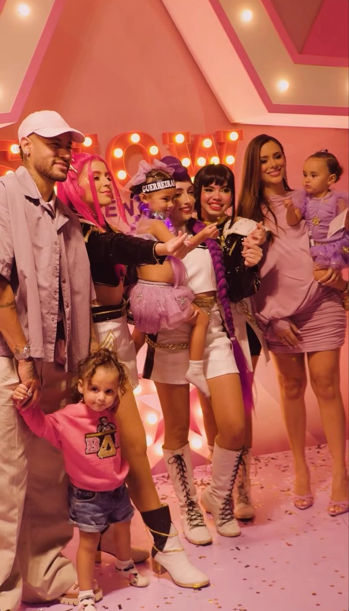 someshyat's tweet photo. Everyone tearing each other’s hair online and coming up with reasons to hate the other side
 while they r busy being happy and a Family❤️, not knowing yall exist https://t.co/Z5ZdvtRasN