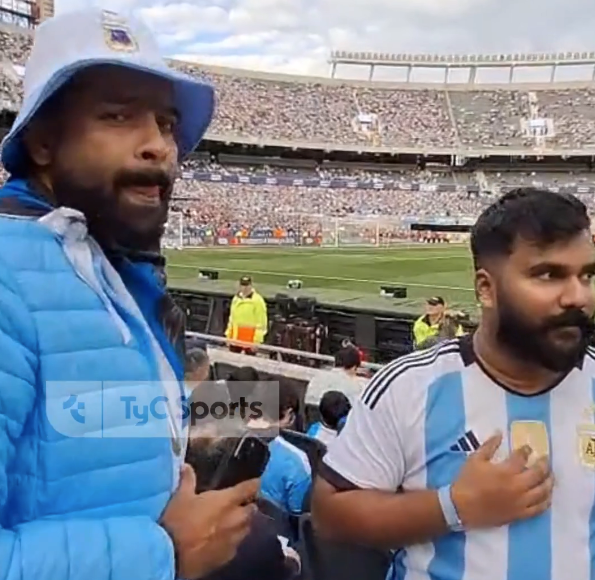 TouchlineX's tweet photo. 🚨🇮🇳 𝗡𝗘𝗪: Two fans from India travelled more than 15,000 km to Argentina to watch Lionel Messi’s final match for the national team. 🇦🇷

🗣️ They said: "In India, we carry Argentina in our hearts... Messi, I LOVE YOU. I’m going to miss you!"🇦🇷 https://t.co/YO30xyGb7M