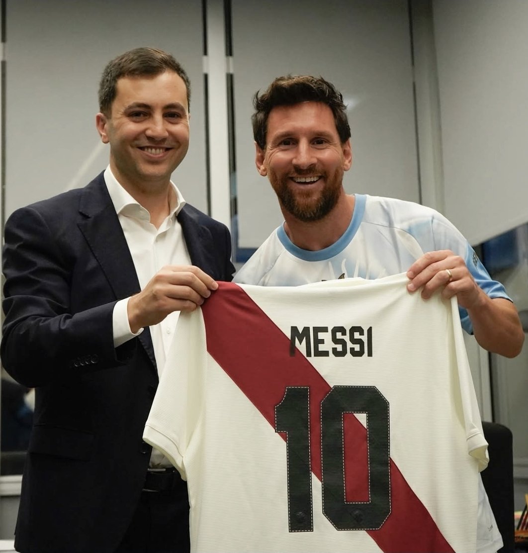frabigol's tweet photo. ACABAN DE DECLARAR A LIONEL MESSI SOCIO HONORARIO DE RIVER.

NO TENGO PALABRAS, EL MÁS GRANDE DE TODOS ES HINCHA DE RIVER. https://t.co/pBTNCT0ZwY