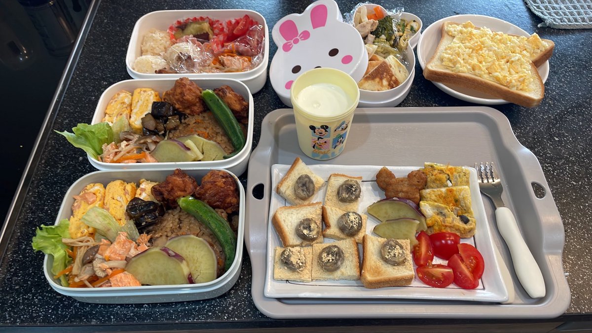 otbkblack's tweet photo. 今日の夫が作る妻と子どもの朝ごはん＆私と妻の昼のお弁当＆子どもの昼と夜の幼児食お弁当〜。なんか、トースト失敗してバナナとーすのバナナが真っ黒に…（味は普通）
#お弁当　#お弁当記録　#お弁当日記　#幼児食　#育児　#男メシ https://t.co/SJiaZCEg8W