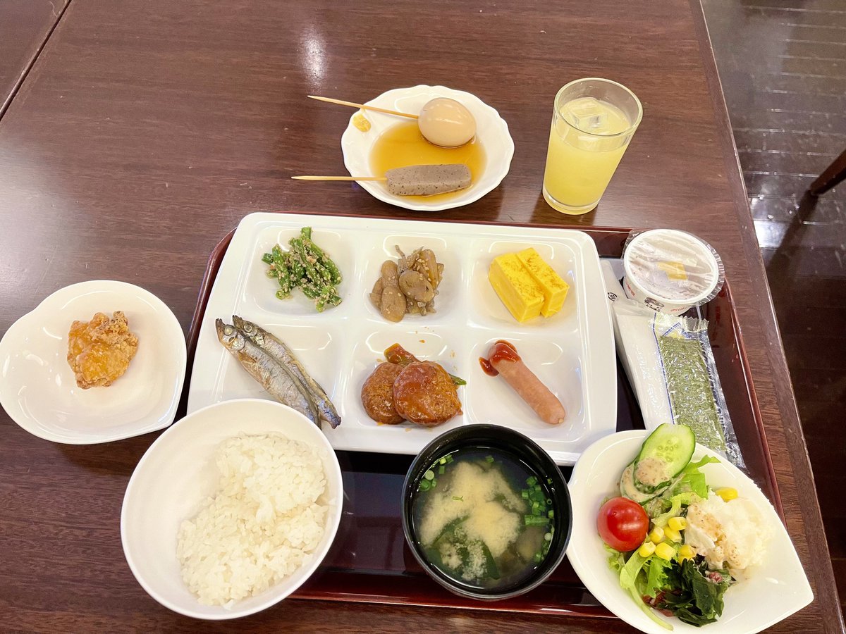 NyanMirai's tweet photo. おはようございます！富士山の近くまで来ていますが何も見えません😊とりあえず朝ご飯いただきます✨✨静岡おでんがありました！ https://t.co/jjDISJkJdJ