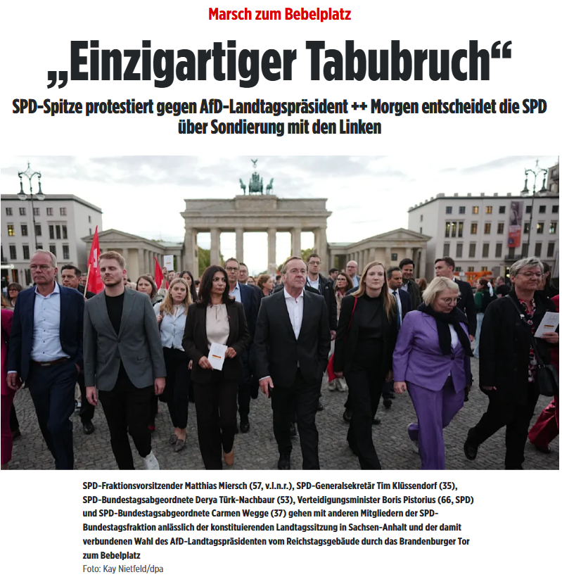 PeterBorbe's tweet photo. Was für ein jämmerliches Affentheater, wenn SPD-Bundespolitiker aufmarschieren, um gegen eine Personalie in einem Landesparlament zu protestieren. Und dann auch noch dieser geschichtsklitternde Missbrauch des Bebelplatzes, auf dem Mahnmale an die Bücherverbrennung nach der Machtübernahme der Nationalsozialisten 1933 erinnern.
Aber der eigentliche Skandal ist, dass hier auch Verteidigungsminister Pistorius mitmarschiert ist. War da nicht mal was mit Neutralitätsgebot?