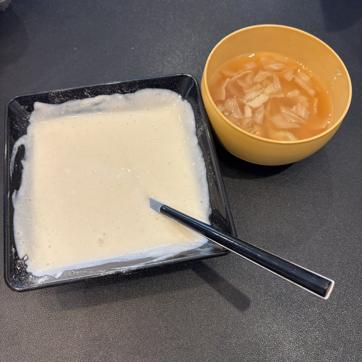 omotigayaseru's tweet photo. おはようございます☀

朝食🍽️

プロテインヨーグルト
キャベツとベーコンのスープ

タンパク質確保して栄養チャージ
今日も１日頑張ろう🙇‍♂️

#ダイエット垢さんと繋がりたい
#ダイエット仲間募集中 https://t.co/HWIVJ9a1bD