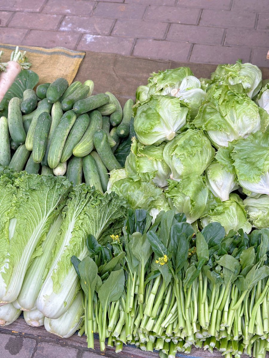 GabrielJonmqry's tweet photo. A street vendor waits patiently for customers to buy the fresh vegetables he planted himself. https://t.co/6aHOZoCzMG