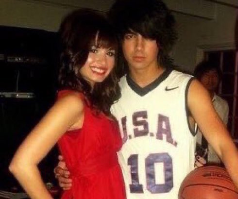 solelynostalgia's tweet photo. the cast of ‘camp rock’ as the cast of ‘high school musical’ for halloween (2007) https://t.co/GvXuxw0Kup